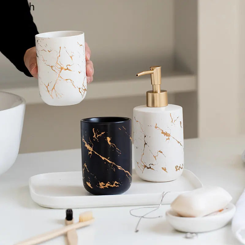 ensemble de céramique marbrée pour salle de bain et rangement