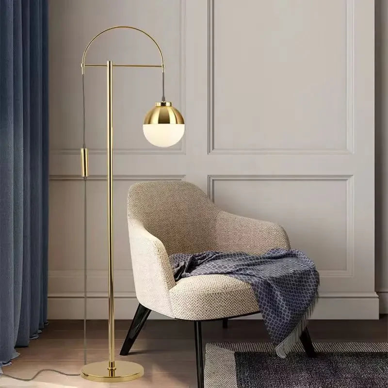 lampadaire rétro doré design nordique pour intérieur élégant