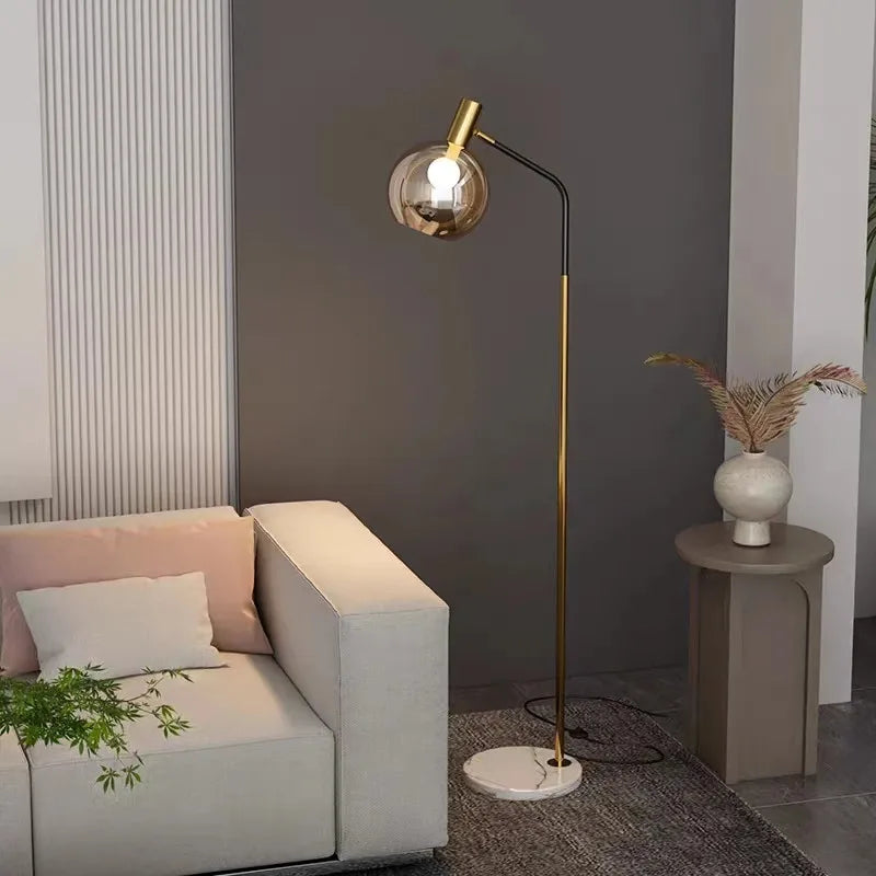 lampadaire doré et noir en métal et verre pour intérieur