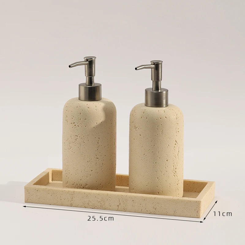 bouteille de désinfectant et accessoires de salle de bain luxe