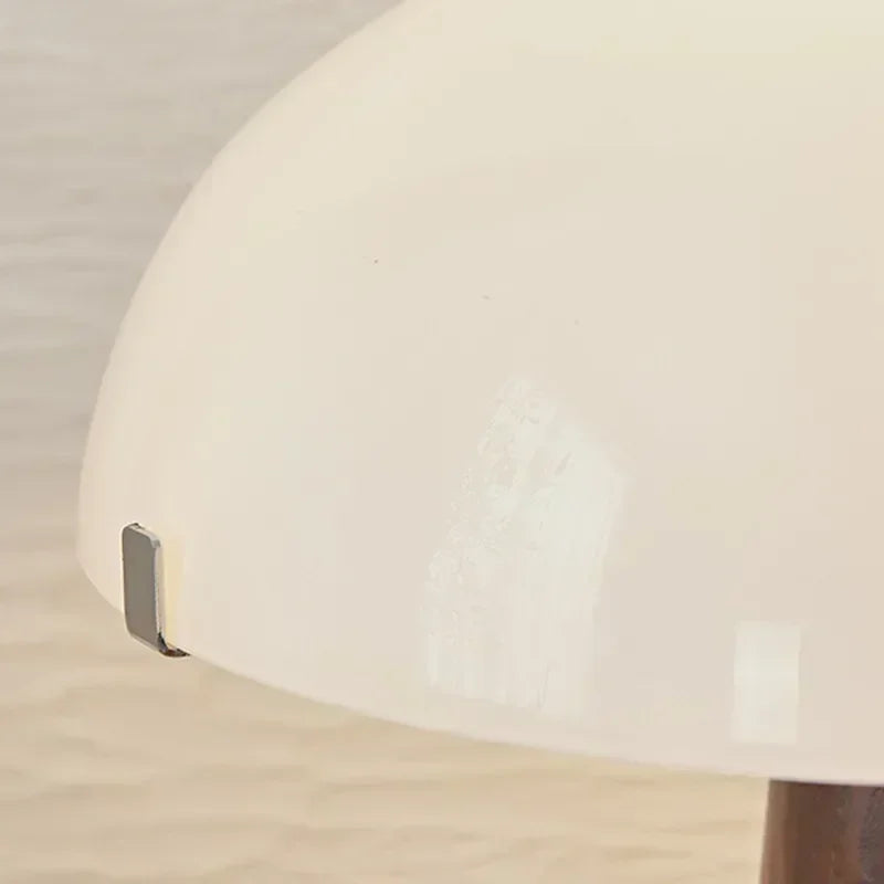 lampe de table moderne en bois et marbre avec abat-jour en verre