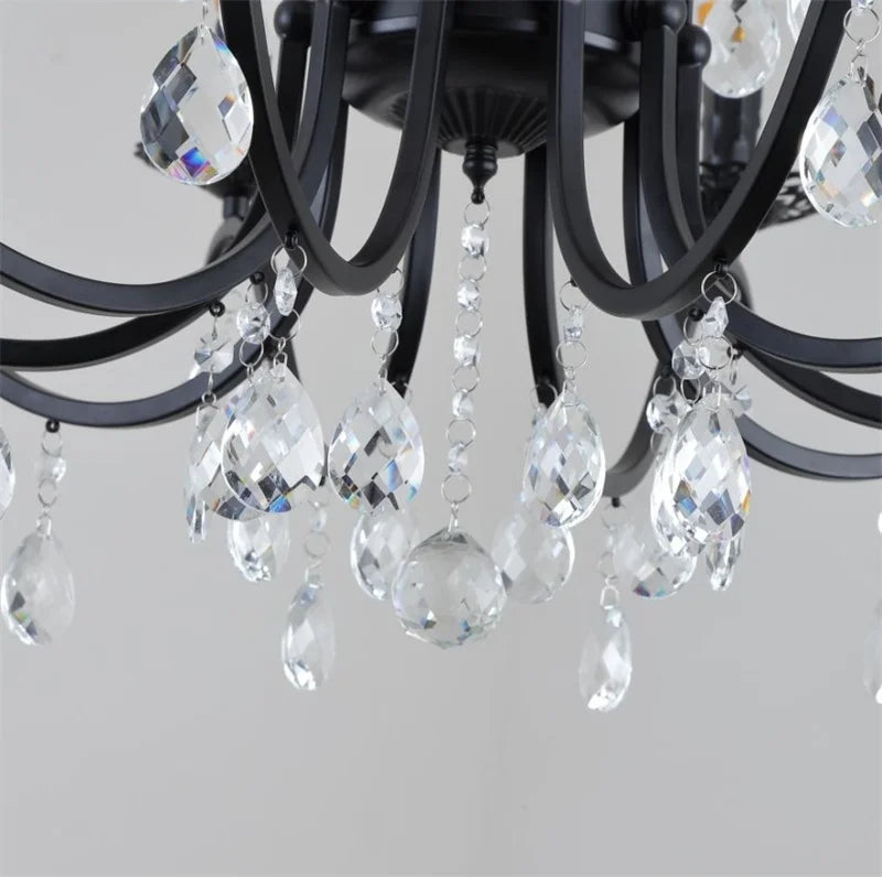 lustre en fer forgé avec suspensions en cristal pour intérieur élégant