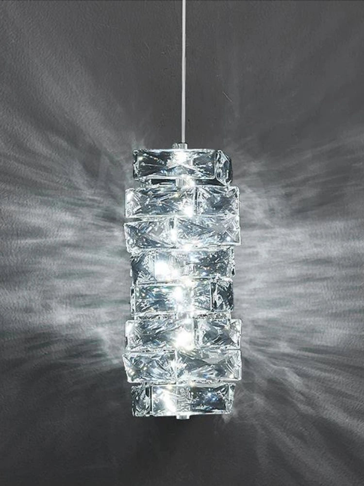 lustre moderne léger en cristal pour intérieurs élégants et contemporains