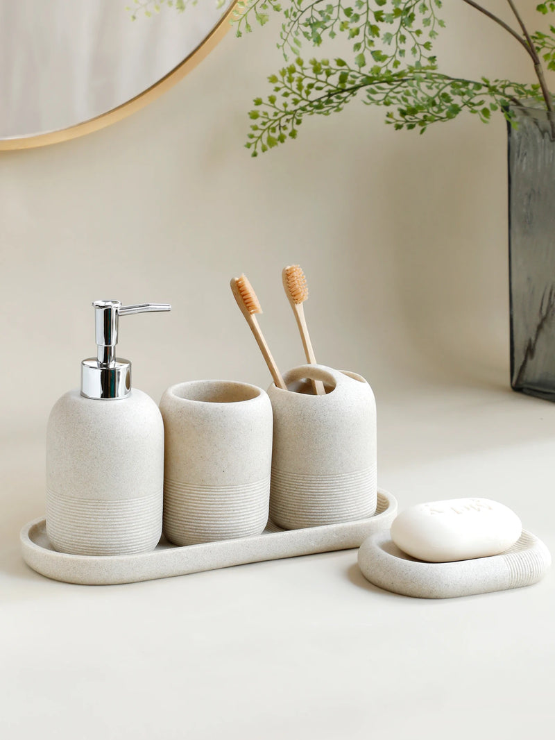 ensemble daccessoires de salle de bain cinq pièces moderne et élégant