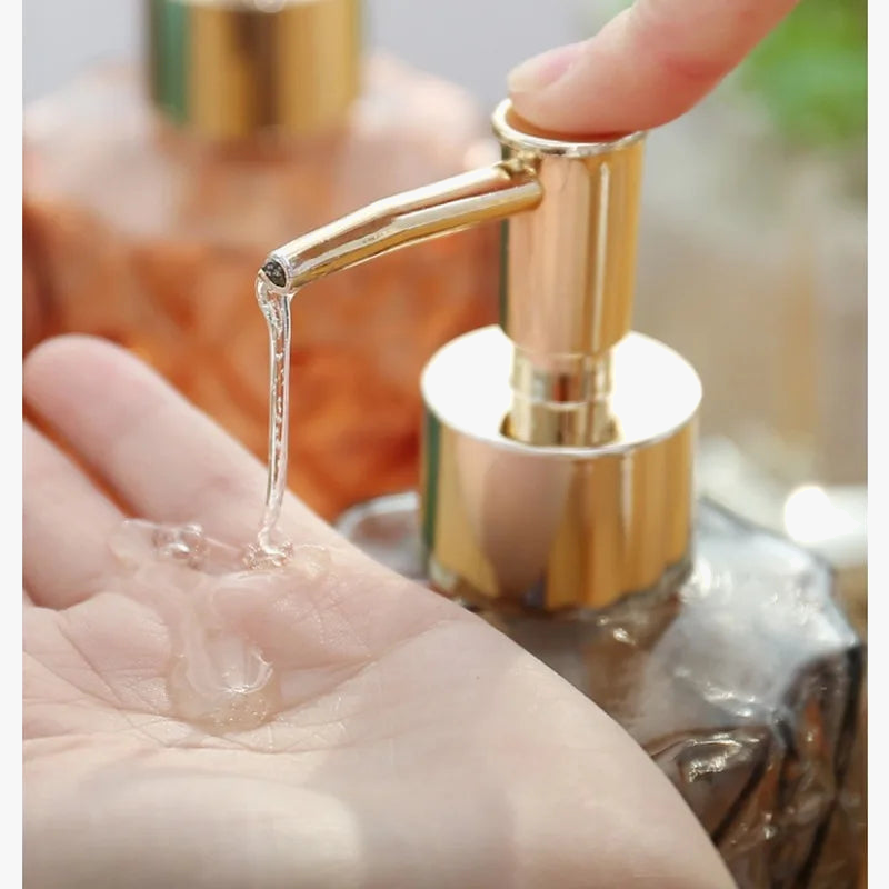 distributeur-de-savon-liquide-en-verre-portable-pour-salle-de-bain-2.png