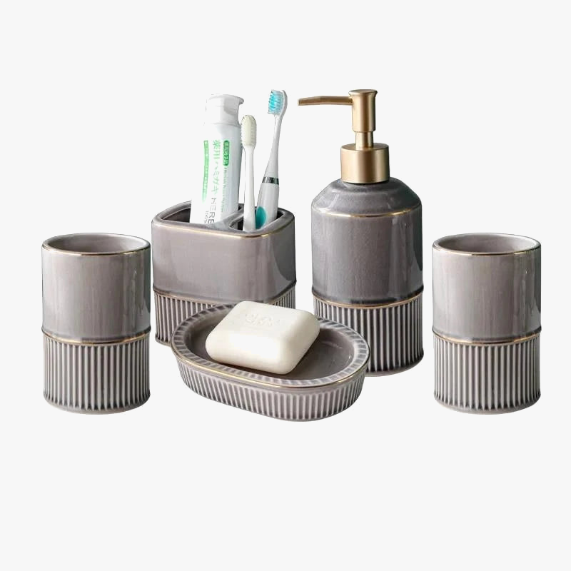 ensemble-moderne-de-cinq-accessoires-de-salle-de-bain-5.png