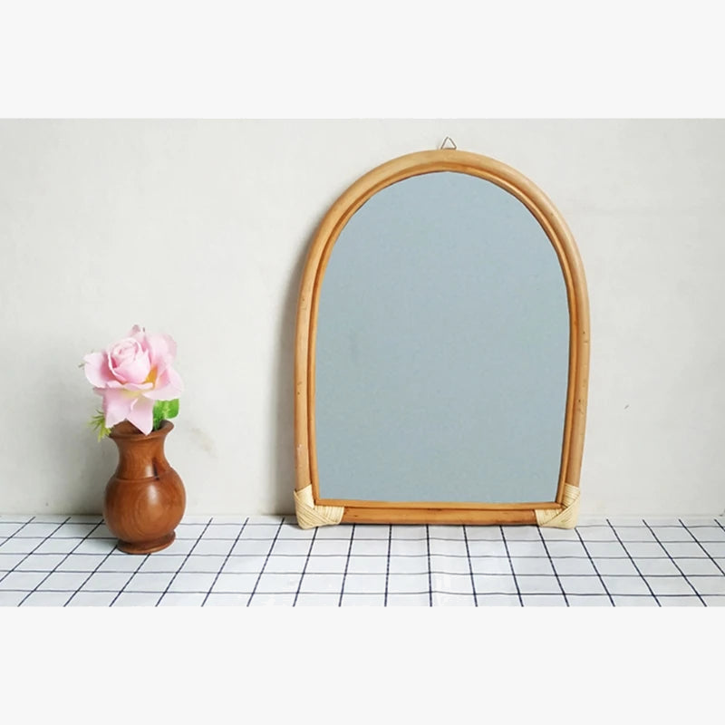 miroir-mural-suspendu-en-rotin-pour-un-maquillage-pratique-1.png