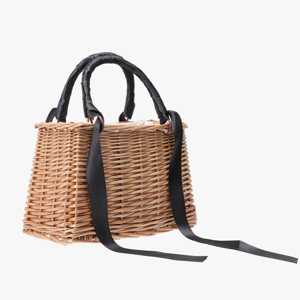 sac-main-en-paille-avec-panier-fleurs-en-rotin-0.png