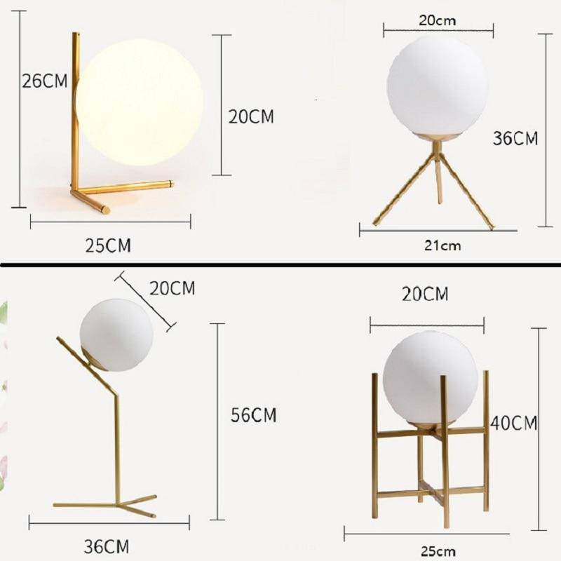 Lampe à poser design à bras dorés et boule en verre